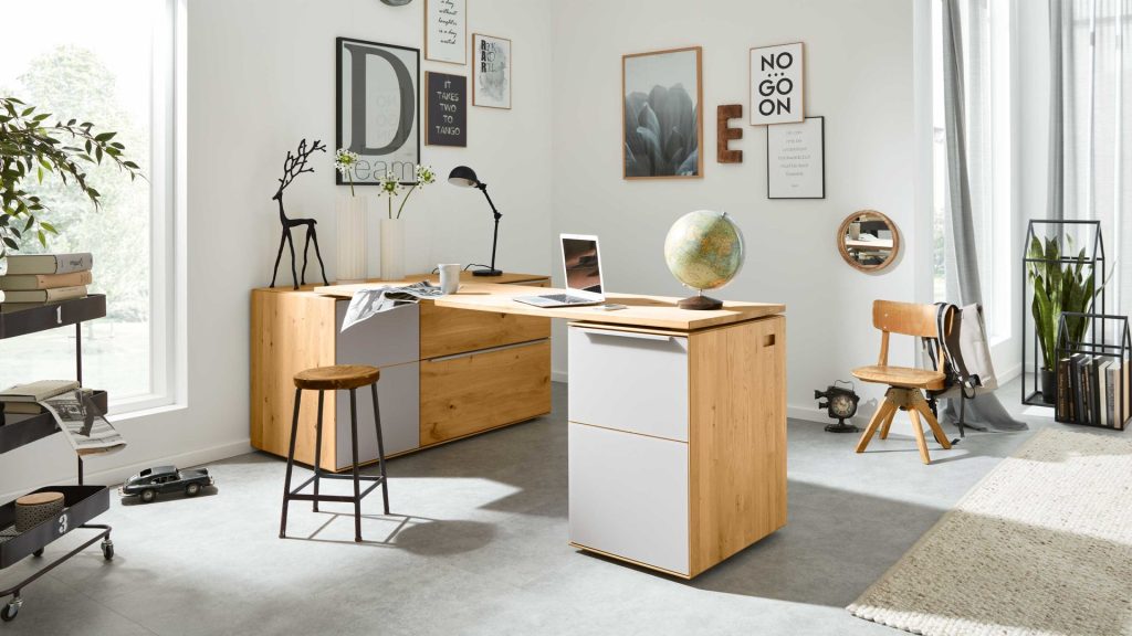 Moderne Schreibtisch mit kreativen Zubehör in scandi Zimmer